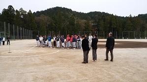 山東社会人軟式野球連盟のリーグ戦開会式の様子の写真