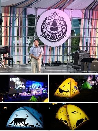 ステージに立って挨拶する市長の写真と、暗闇の中ライトアップされたテントの写真