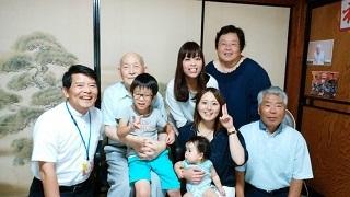 岡田さんの自宅で記念撮影する岡田家の皆さんと市長の写真