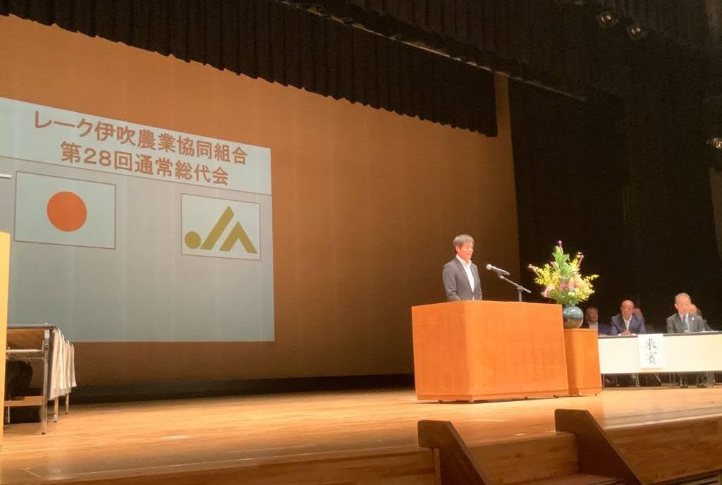 壇上にてお話されている市長の写真