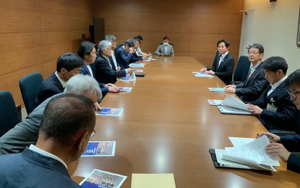 会議室にて意見交換しているようすの写真