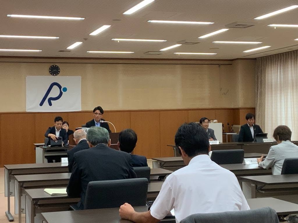 会議室にて大勢の方が着席されている写真
