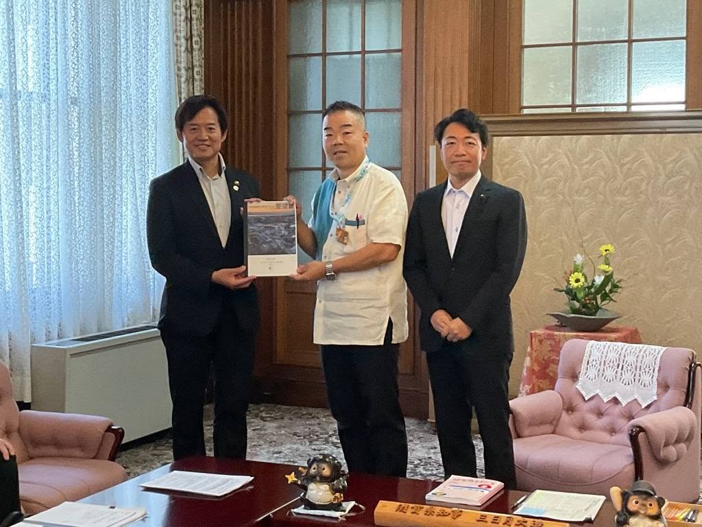 知事に要望書をお渡ししているようす