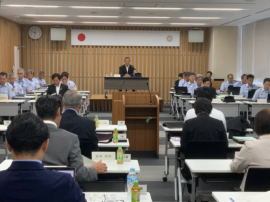 会議室にて大勢の職員が着席されてる写真