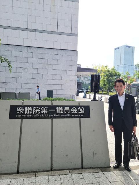 衆議院会館前での市長写真