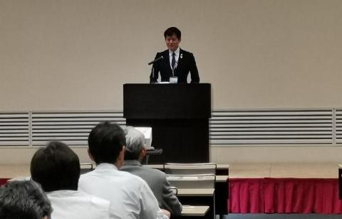 壇上で挨拶をされている市長の写真