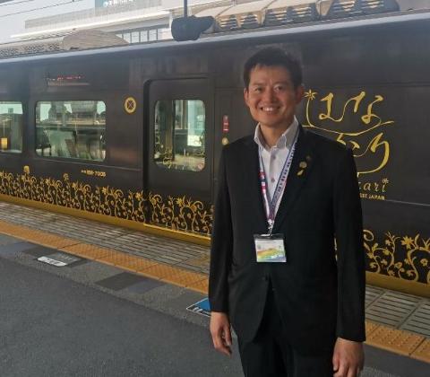 観光列車「はなあかり」を背に撮影
