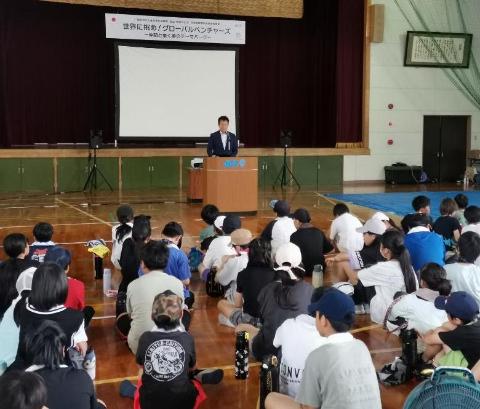 体育館で、壇上にて挨拶されている市長の写真
