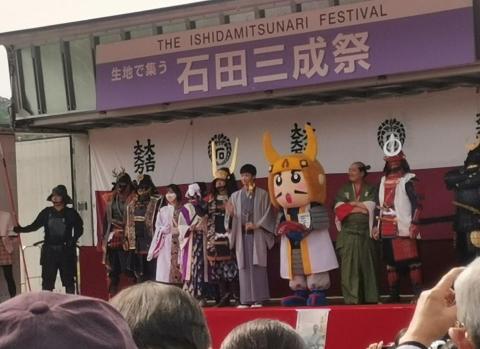 石田三成のマスコットキャラクターや甲冑を着ている人たちの写真