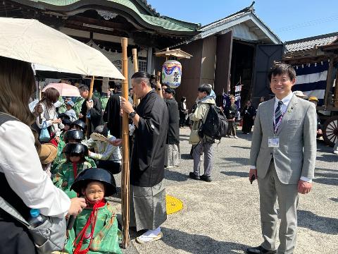 狩衣姿に張子の鍋をかぶった子どもたちと市長の写真