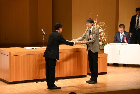 表彰をおこなっているようす