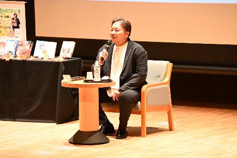 今村翔吾さんの講演会のようす。マイクを手に持ってお話されている。