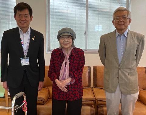 左から市長、100歳になられた女性の方、高齢男性の方の写真