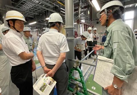 湖北広域汚泥再生処理センター内で施設の方のお話を伺っているようす