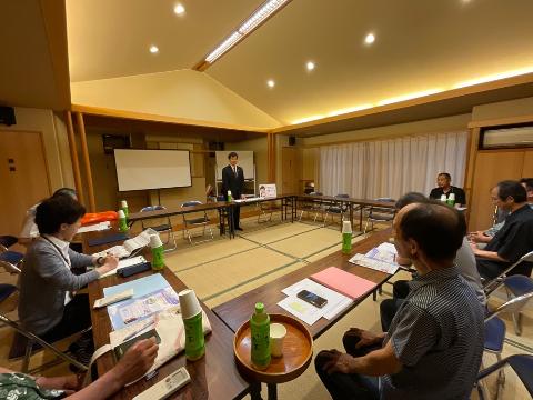 和室にて自治会役員の皆さまと意見交換をされているようす