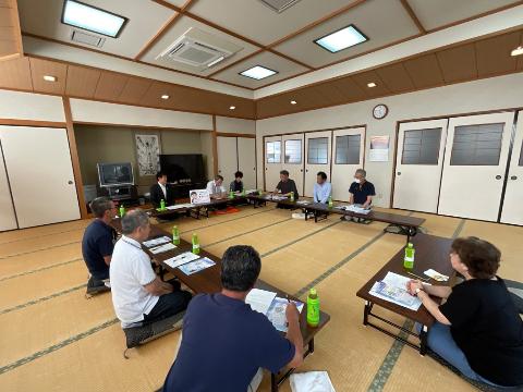 和室にて、自治会役員の皆さまと意見交換されている様子