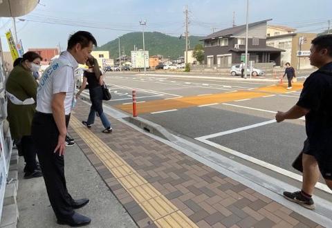 市民に挨拶をする市長の写真