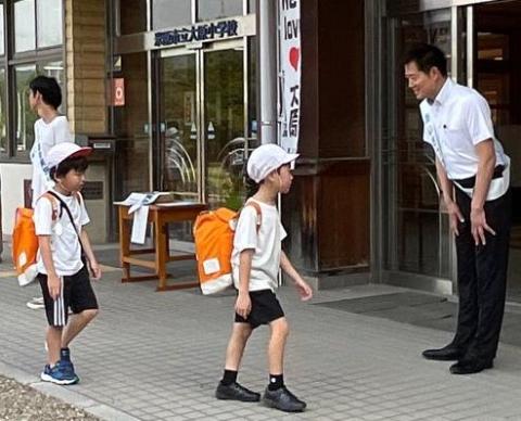 通学中の子どもたちに挨拶をする市長