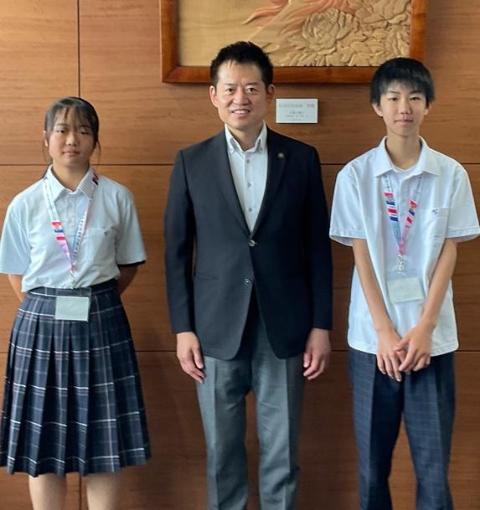 双葉中学校の生徒2人と市長の写真