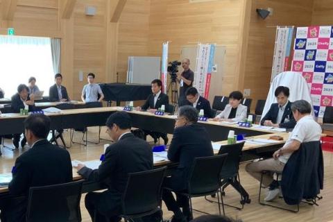 長机で囲んで会議されているようす