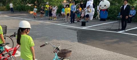 自転車を横にスタンバイしている選手たちに激励する市長の写真