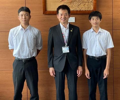 河南中学校の生徒2人と市長の写真