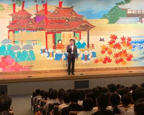 ステージ上にて挨拶をされている市長の写真