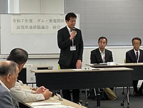 マイクを手に持ち挨拶をされている市長の写真