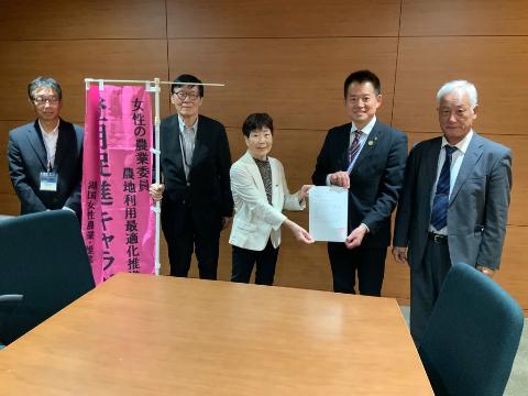 要請書を受けとっているようす