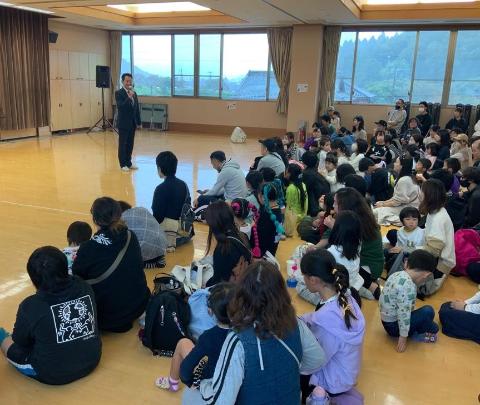 参加されている子どもたちの前で、挨拶をされている市長の写真