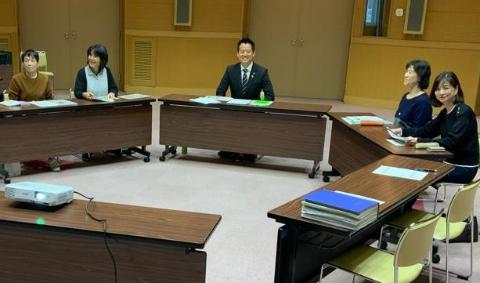 長机を円形に囲んで、お話されている市長の写真