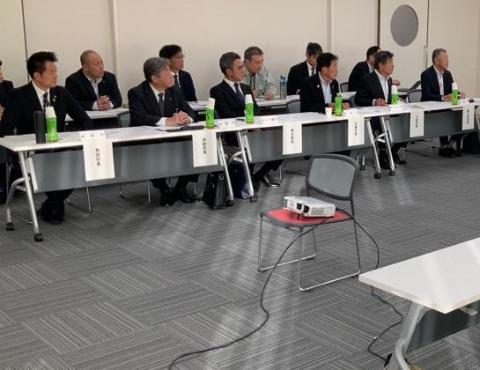 長机が数段に分けて並んでおり、市長はその手前におり、出席されている。