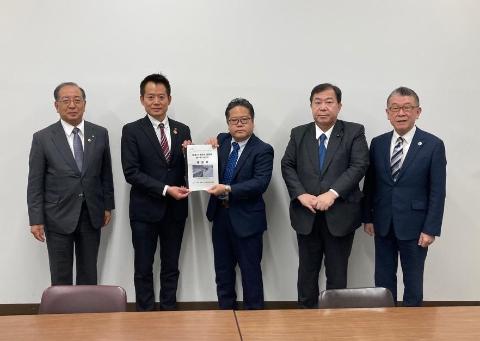 要望書をわたして、集合撮影されているようす