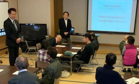 和室にて、立ってお話されている市長の写真