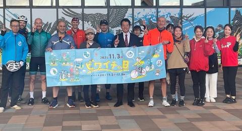 記念ライド＆ビワイチの子に参加しました。参加者の皆さまと集合写真撮影されているようす