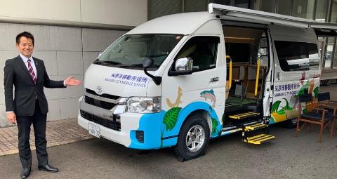 移動市役所のバスの写真