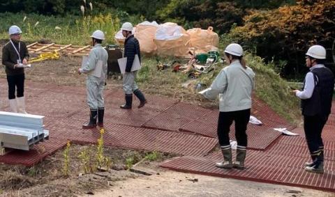 現地視察を行っているようす