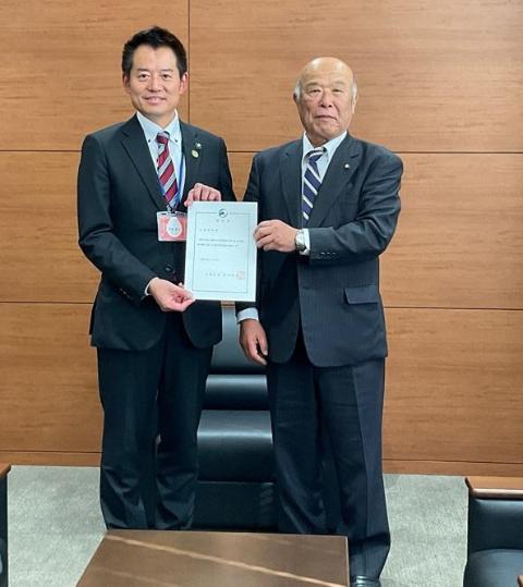 監査委員へ選任書交付しているようす