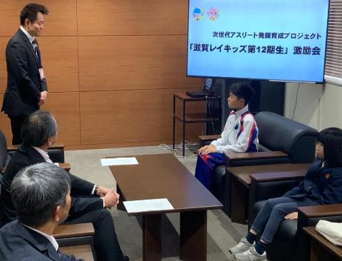 滋賀レイキッズの中川さんとお話されているようすの写真