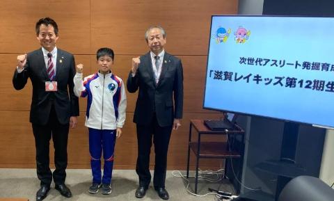 滋賀レイキッズの中川さんと、握りこぶしを顔の横に持っていってポーズを取って記念撮影されているようす