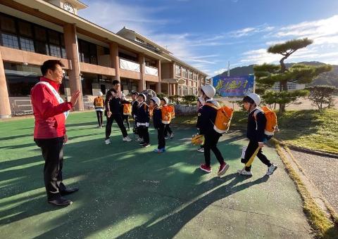 登校中の子どもたちに挨拶する市長の写真