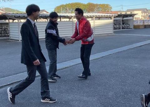 登校中の生徒に挨拶する市長の写真