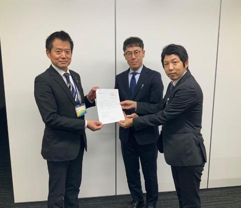 提言書をうけとっているようす