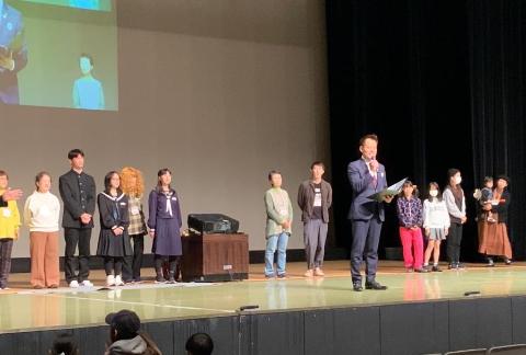 ステージ上にて挨拶をされている市長の写真