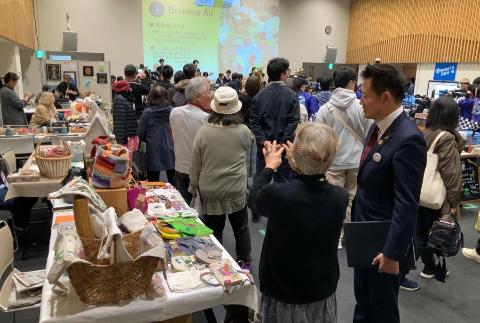 たくさんのお店が並んでおり、販売スタッフの方とお話をされている市長の写真