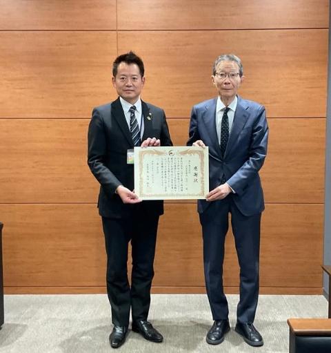 感謝状を2人で手に持っている写真