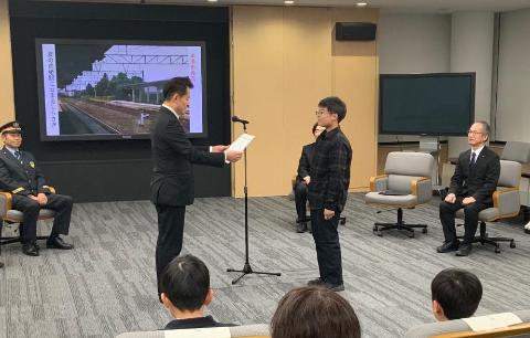 米原小学校6年生の上野啓輔さんに賞状をおくっているようす