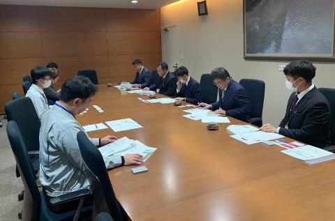 会議室にて意見交換を行っているようす