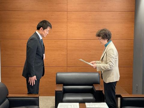 国保運営協議会の方から答申書を受け取っている市長の写真