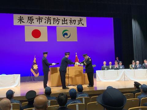 屋内での式典の様子